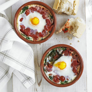 Baked eggs with spinach and tomato