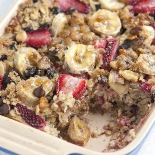 Baked Oatmeal with Strawberries, Banana and Chocolate