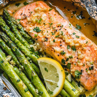 Baked Salmon in Foil with Asparagus and Garlic Lemon Butter Sauce