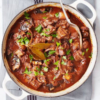 Beef in red wine with melting onions-image