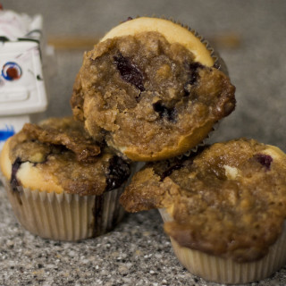Blueberry muffins with crumble topping