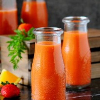 Carrot, Strawberry and Orange Smoothie