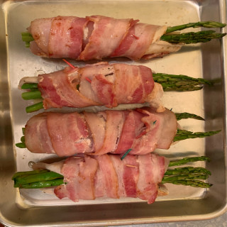 Chicken wrapped asparagus  with hollandais 