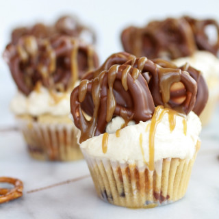 Chocolate Covered Pretzel Peanut Butter Cupcakes with Boozy Butterscotch Fr