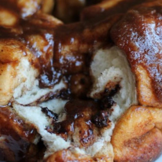 Monkey bread with walnuts, cream cheese and milk chocolate