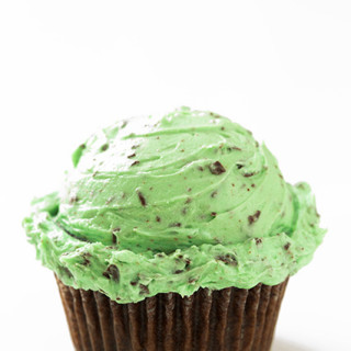 Chocolate Cupcakes with Fluffy Mint Chocolate Chip Buttercream Frosting
