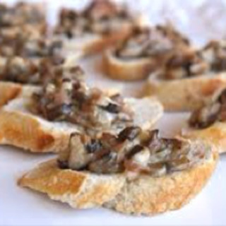 Crostini with Mushrooms, Prosciutto and Blue Cheese