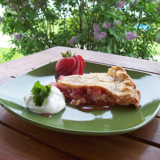 Easy Breezy Strawberry Rhubarb Pie