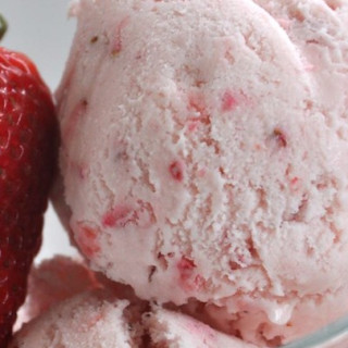 Easy, Eggless Strawberry Ice Cream
