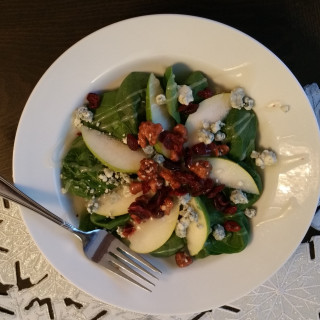 Easy Spinach Pear & Gongonzola Salad