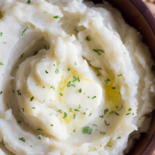 Easy Creamy Crockpot Roasted Garlic Mashed Potatoes