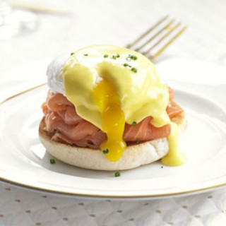 Eggs Benedict with smoked salmon and chives