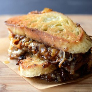 French Onion Soup Grilled Cheese Sandwiches