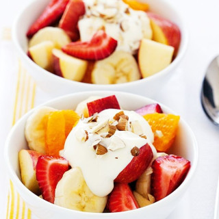Fruit salad with honey yoghurt