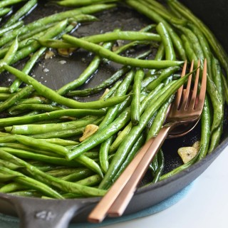 Garlicky Cast Iron Green Beans