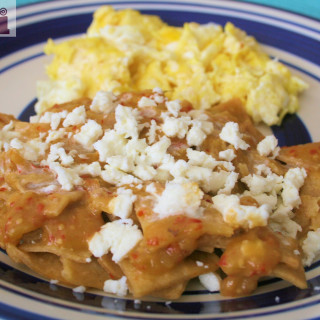 Green chilaquiles (Chilaquiles verdes)