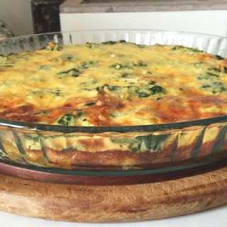 Healthy crustless quiche with spinach and smoked chicken