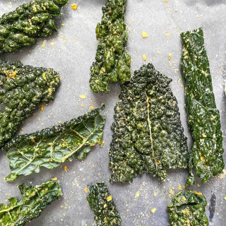 How to Make Kale Chips with Nutritional Yeast