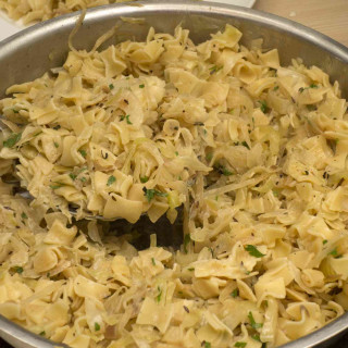 Hungarian Cabbage with Noodles (KaposztáS TéSzta)