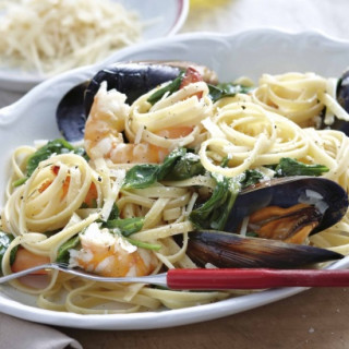 Linguine with prawns and mussels