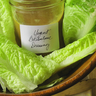Low-Calorie Creamy Balsamic Salad Dressing