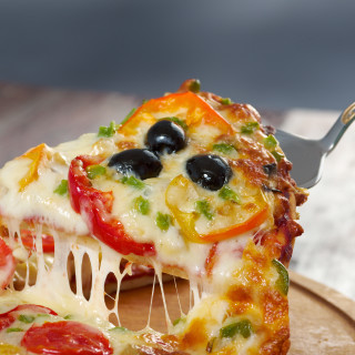 Low carb Pizza with cheese crust