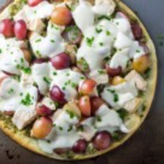Low Fodmap Pizza with Pesto, Chicken and Red Grapes