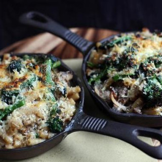 Macaroni with mushrooms and sprouting broccoli