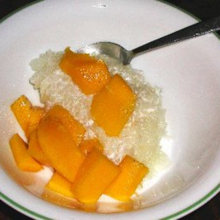 Mangoes with Sticky Coconut Rice