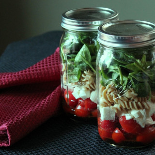 Mason Jar Salad Recipe: Fresh Mozzarella, Tomato, Pasta, and Spinach