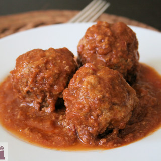 Meatballs with pork rinds in chipotle sauce (Albondigas con chicharron) 