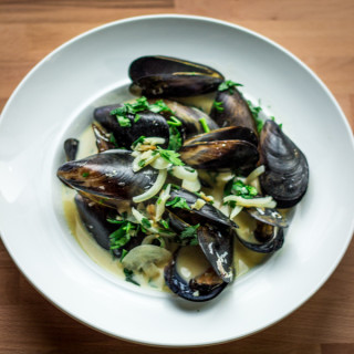Mussels in White Wine Sauce (Moules Marinieres)