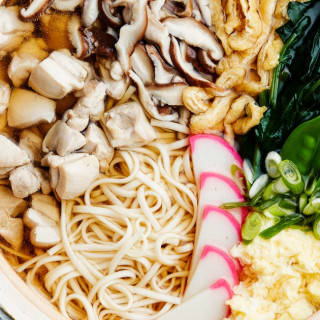Nabeyaki Udon Soup With Chicken, Spinach, and Mushrooms