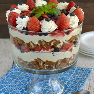 Oatmeal Creme Pie Berry Trifle