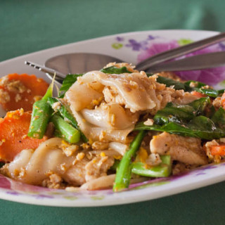 Pad See Ew - Thai Wide Rice Noodle Stir Fry {Gluten-Free, Vegan}