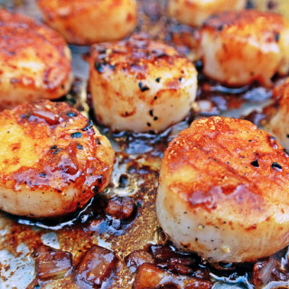 Pan-Seared Scallops with White Wine-Shallot Reduction