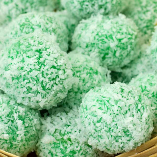 Pandan Balls with Coconut Sugar (Ondeh-Ondeh)