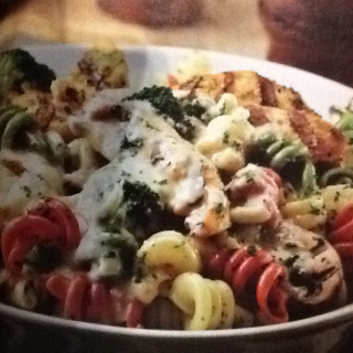 Pasta con vegetales y salsa de queso