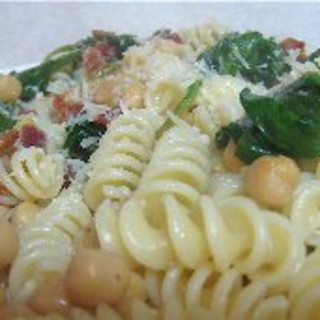 Pasta with Spinach, Chickpeas and Bacon