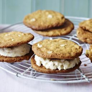 Peanut butter cookies with banana ice cream