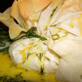 Phyllo Parcels with Prawns, Hollandaise Sauce and Dill
