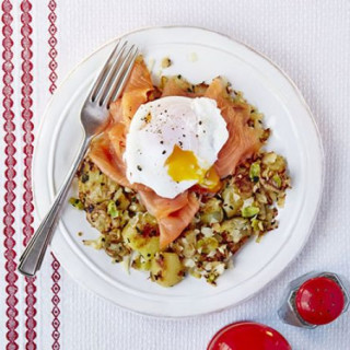 Poached eggs with smoked salmon and bubble and squeak