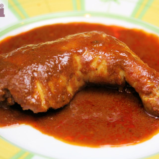 Pollo al ajillo (Chicken in chile-garlic sauce)