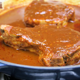Pork chops in two-chile sauce (Chile Macho)