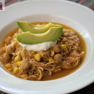 Pulled chipotle chicken with corn and chickpeas 