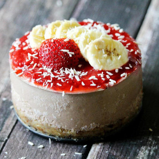 Raw Vegan Banana Strawberry No-Bake Cheesecake