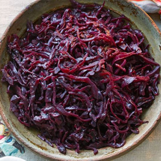 Red cabbage with port, prunes and orange