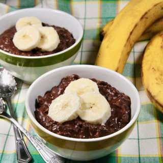 Reduced-Calorie Chocolate Banana Oatmeal