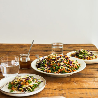 Salade de quinoa aux pois chiches épicés et aux légumes d’hiver & vinaigret