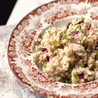 Salade de riz brun au thon et olives noires